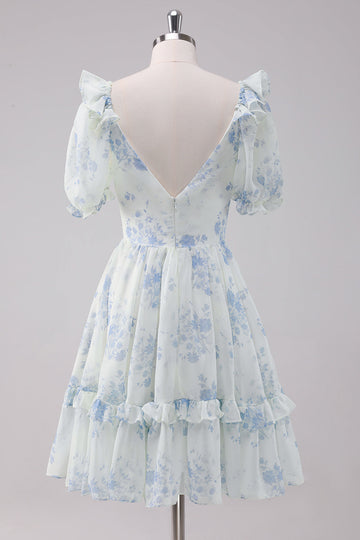 Vestido de fiesta corto con estampado floral en color azul claro y mangas cortas